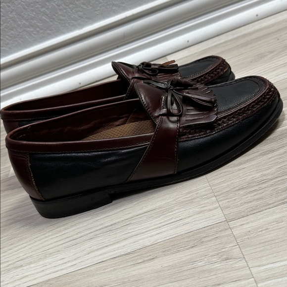 Johnston & Murphy Men\'s Genuine Leather Loafers with Tassels - Black and Brown 9